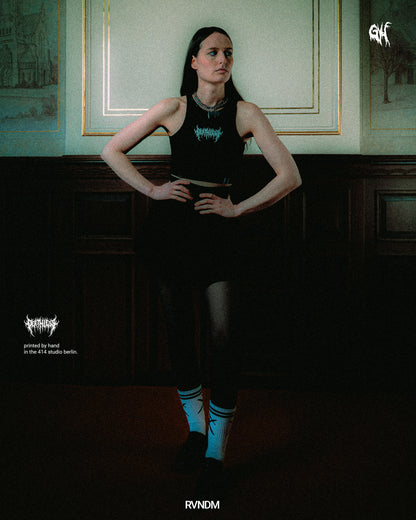 Model Bild mit deathless cropped rip top von RVNDM im royal background