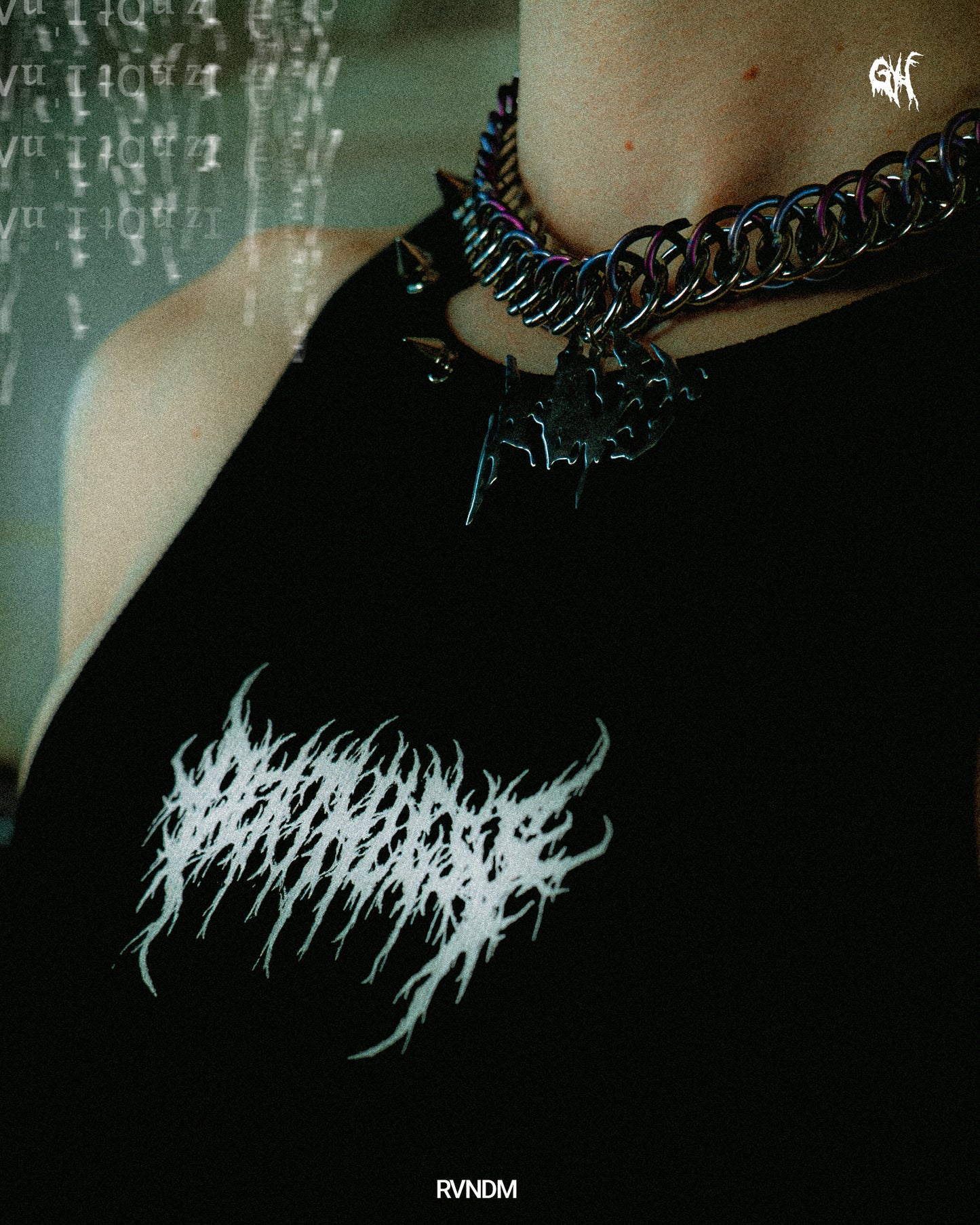 Nahaufnahme Model Bild mit deathless cropped rip top von RVNDM im grunge vibe