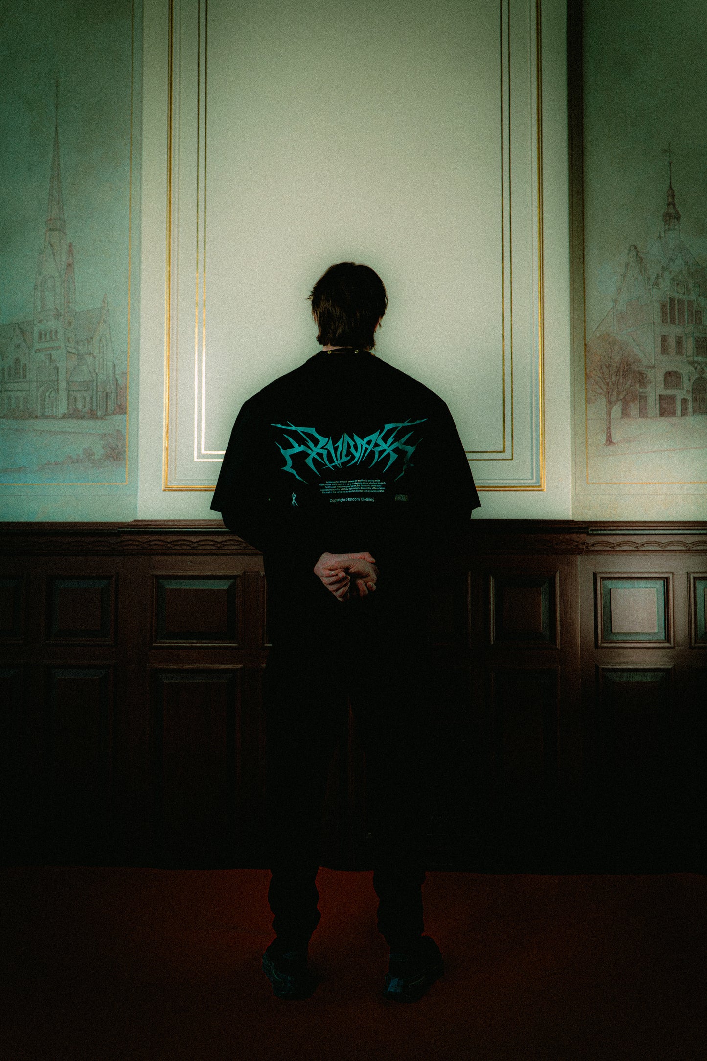 Tragebeispiel des Chronotype Shirts – Die vergoldete Kette liegt perfekt am Hals an und unterstreicht den Industrial-Luxury-Vibe.