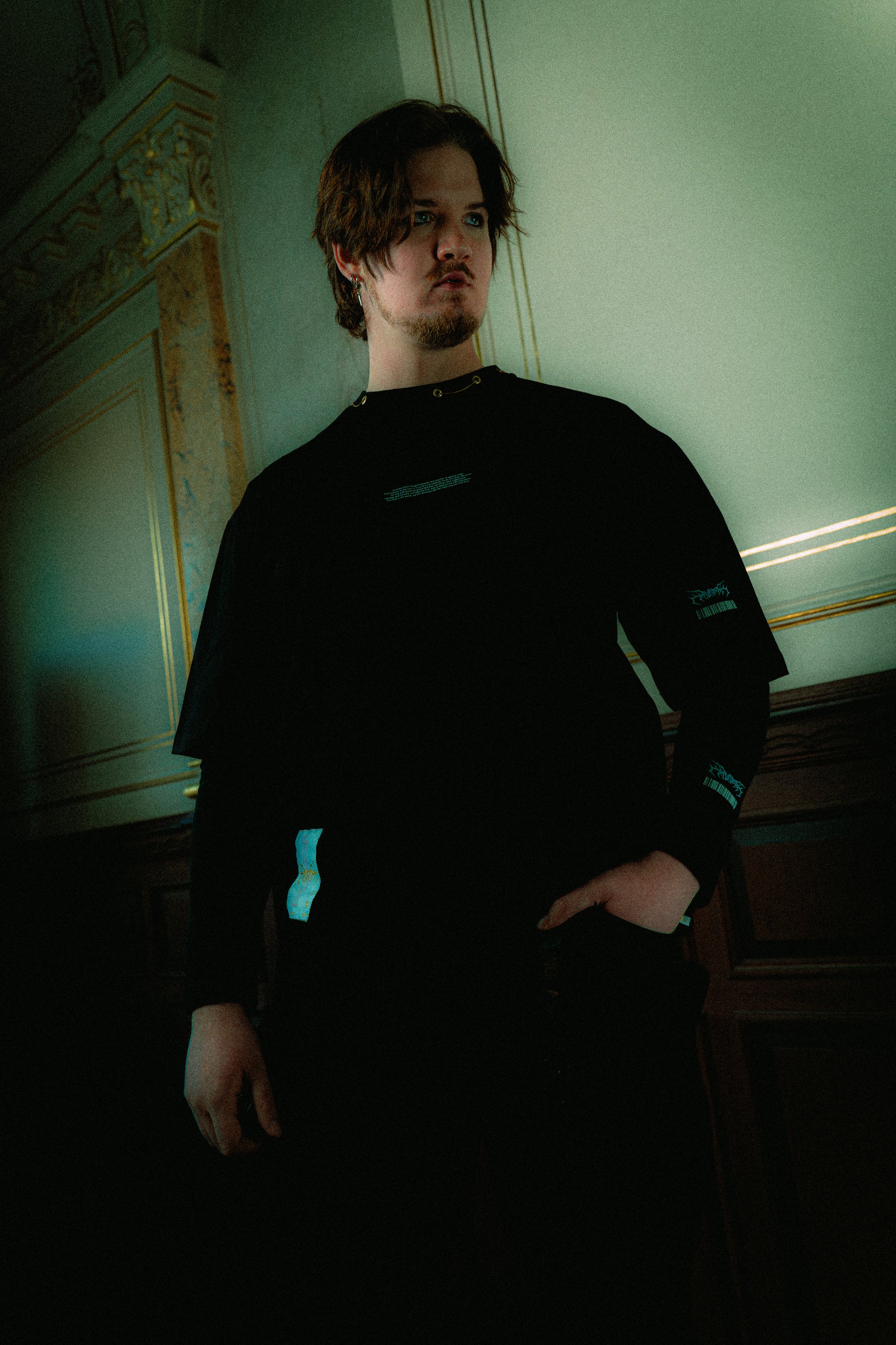 Model trägt das Chronotype T-Shirt im Oversized Boxy Fit – Urbaner Berliner Streetwear Look kombiniert mit Luxus-Details.