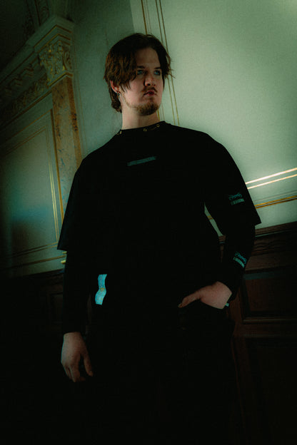 Model trägt das Chronotype T-Shirt im Oversized Boxy Fit – Urbaner Berliner Streetwear Look kombiniert mit Luxus-Details.