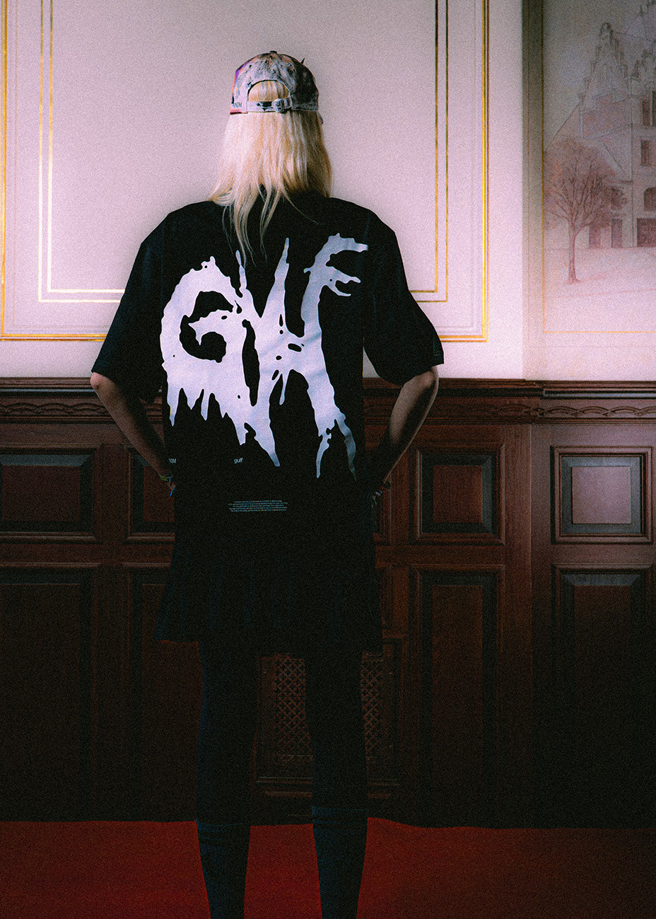 GULF Main Collection – Heavyweight T-Shirt mit integrierter Silberkette und industriellem Grafik-Print.