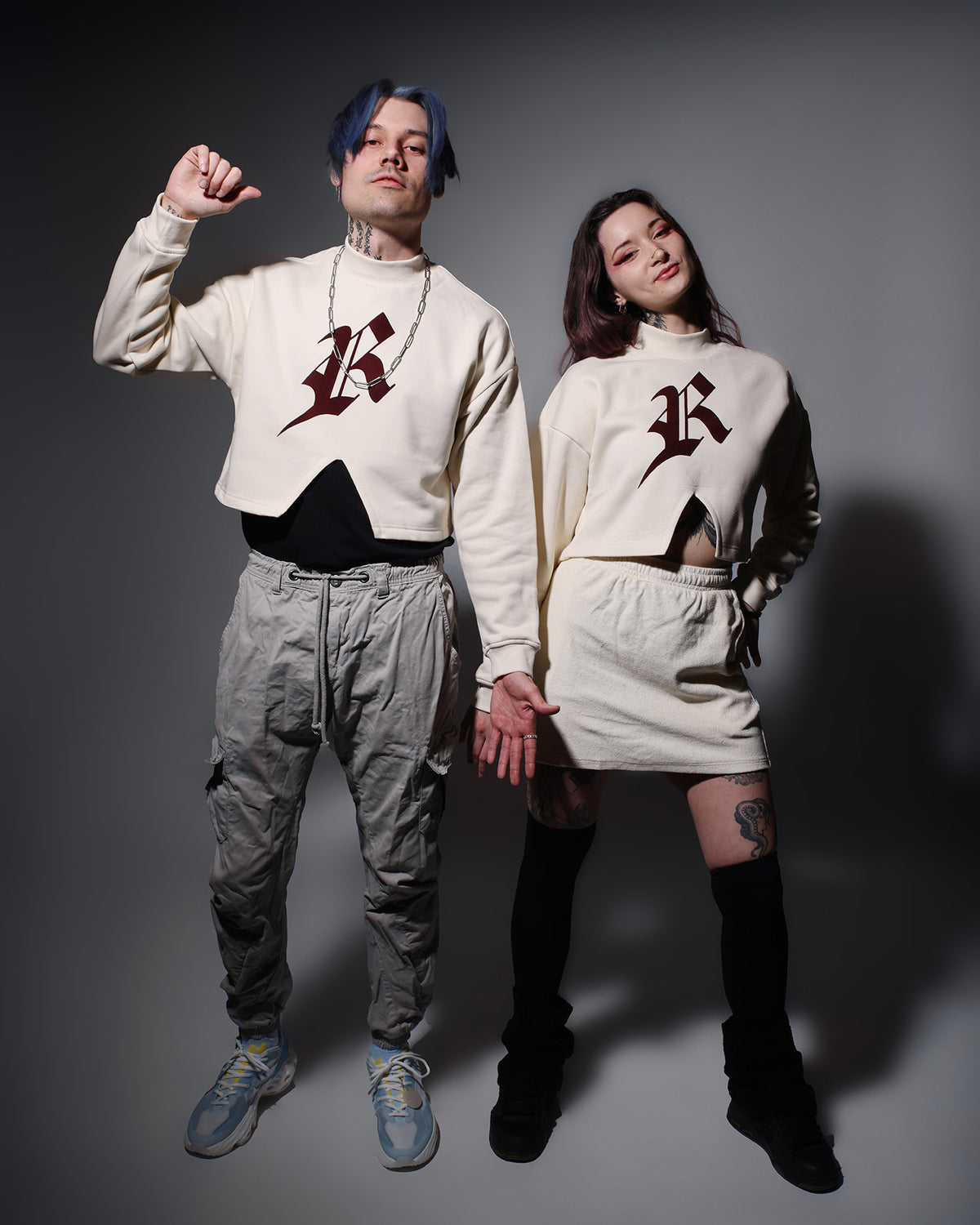 Unisex Streetwear Look: Das Denying Love and Truth Crop Top kombiniert mit Grunge-Elementen in Berlin.