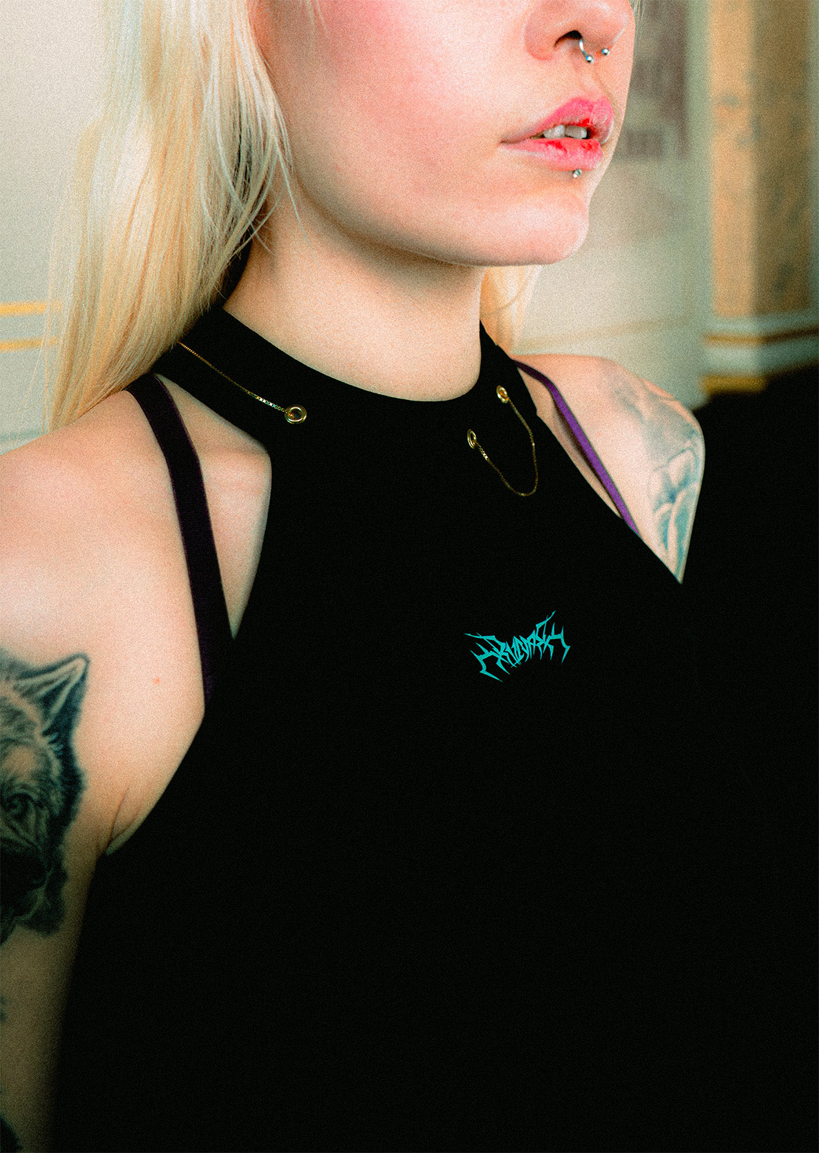 Nahaufnahme des Modelshoots vom Chornotype Top in Royaler atomsphere