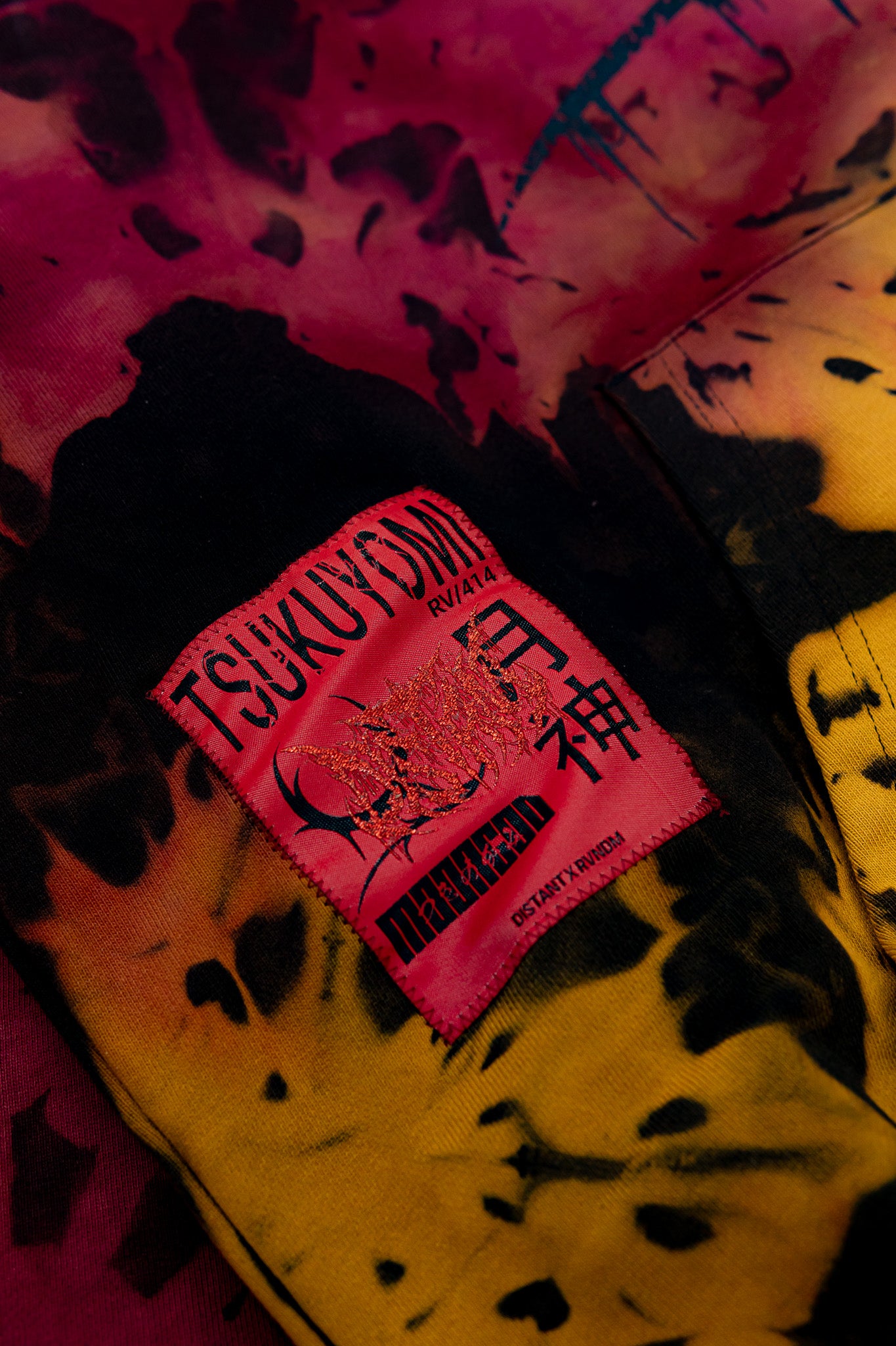 Gewebter RVNDM Signature Cotton Patch neben der Beuteltasche – Qualitätsmerkmal der Manufaktur.