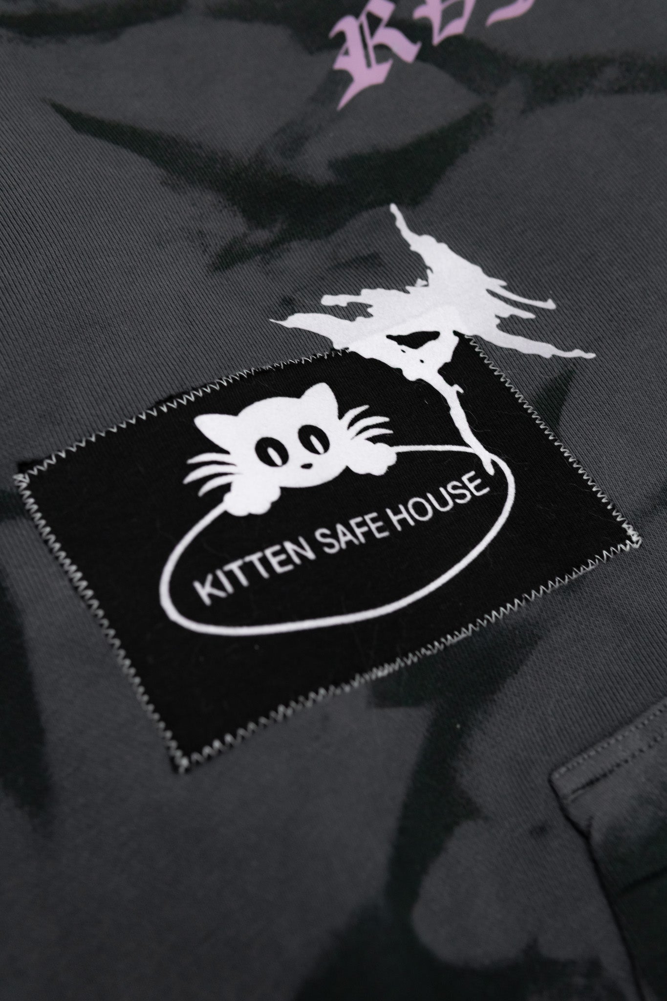 Kombination aus RVNDM und Kitten Safe House Patches auf dem Hoodie.