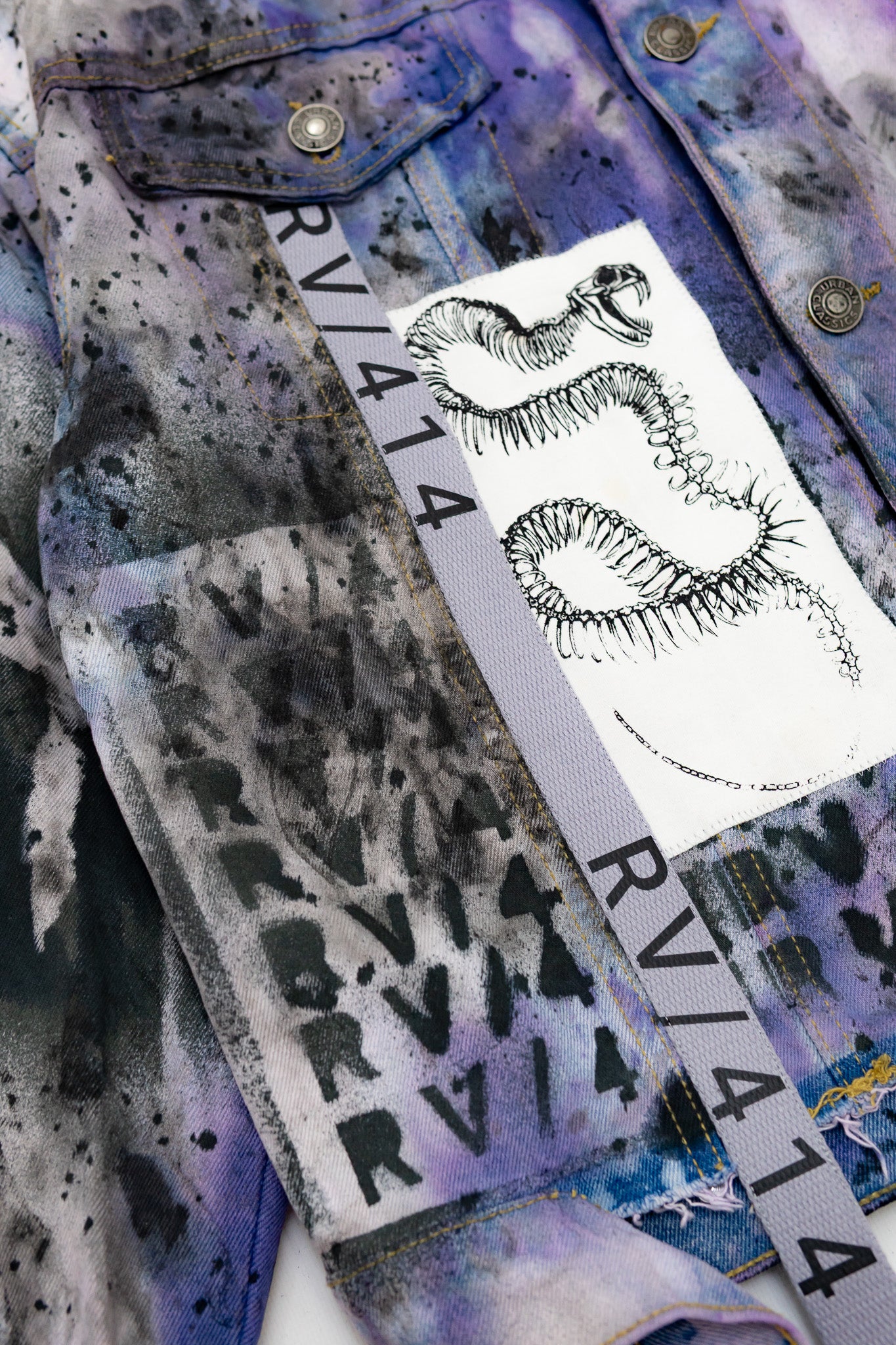 Details zur RVNDM Kollektion auf einem handveredelten Jeansjacken-Unikat.