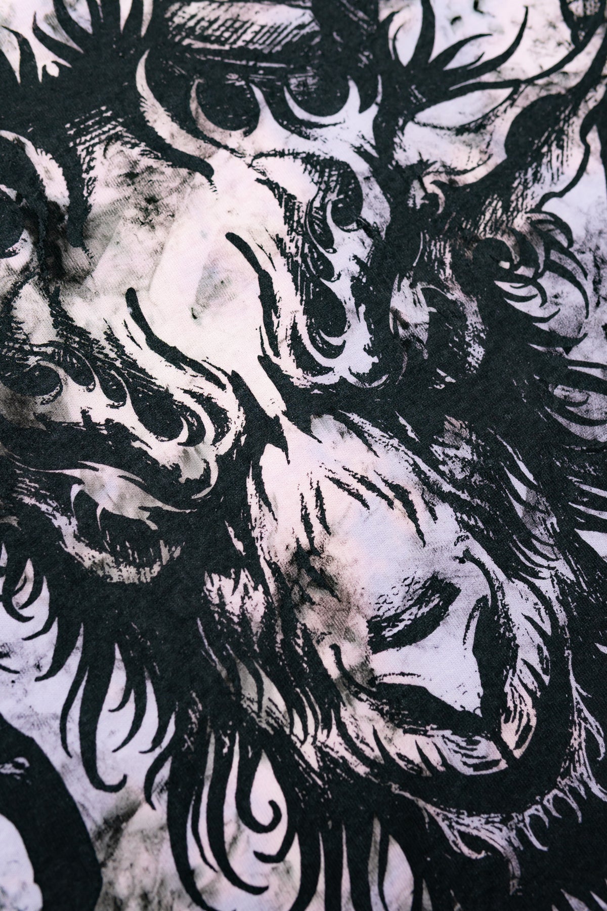 Detaillierter Ziegenkopf (Goat) Backprint von Yuma (Der Grimm) auf dem Perfect Chaos Shirt.