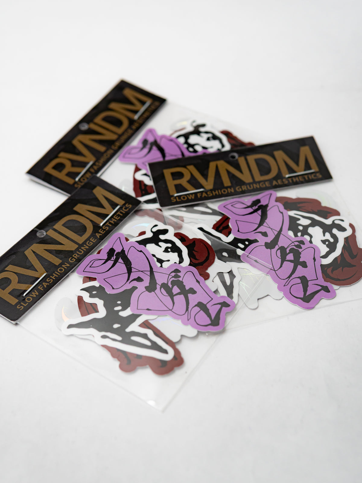 RVNDM Sticker-Pack ABYSS Edition – Fächerartige Anordnung aller enthaltenen Vinyl-Sticker.