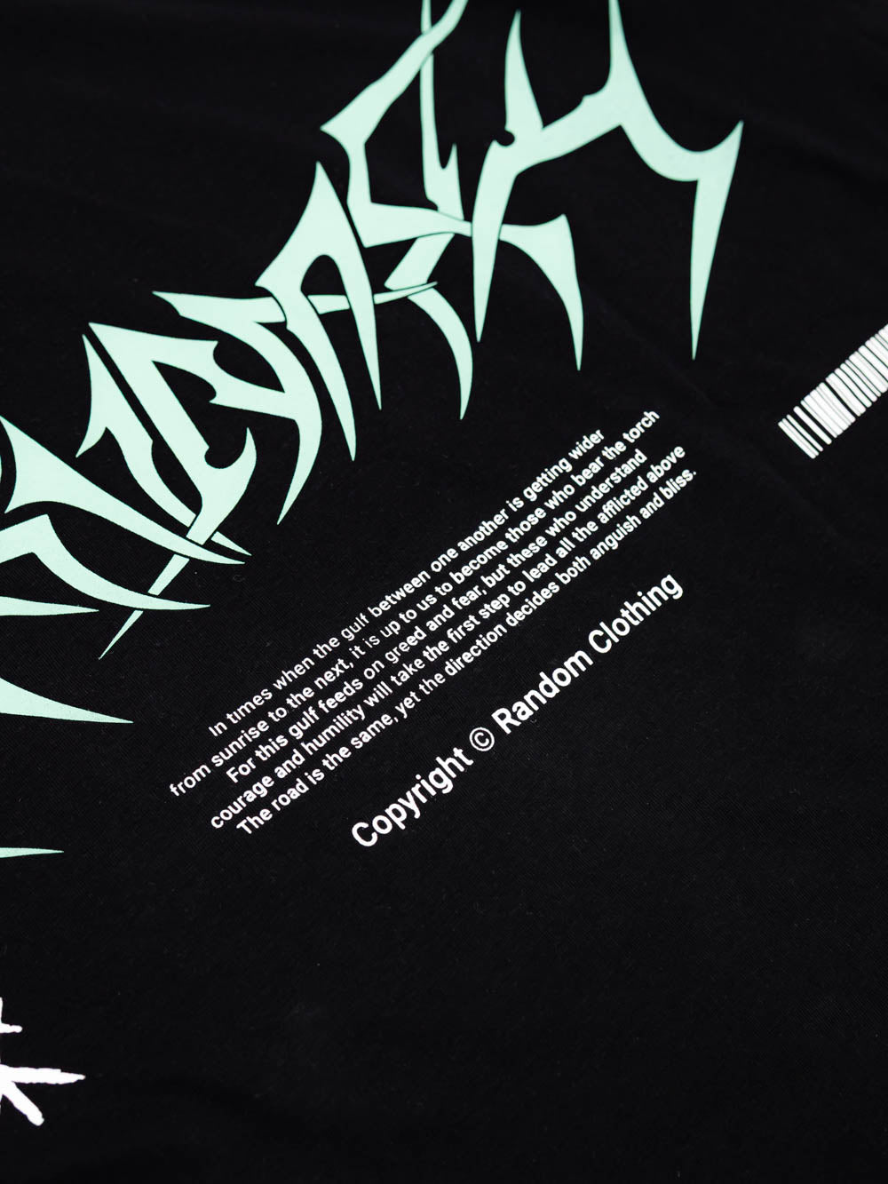 Nahaufnahme des Backprints am Chronotype Longsleeve von RVNDM