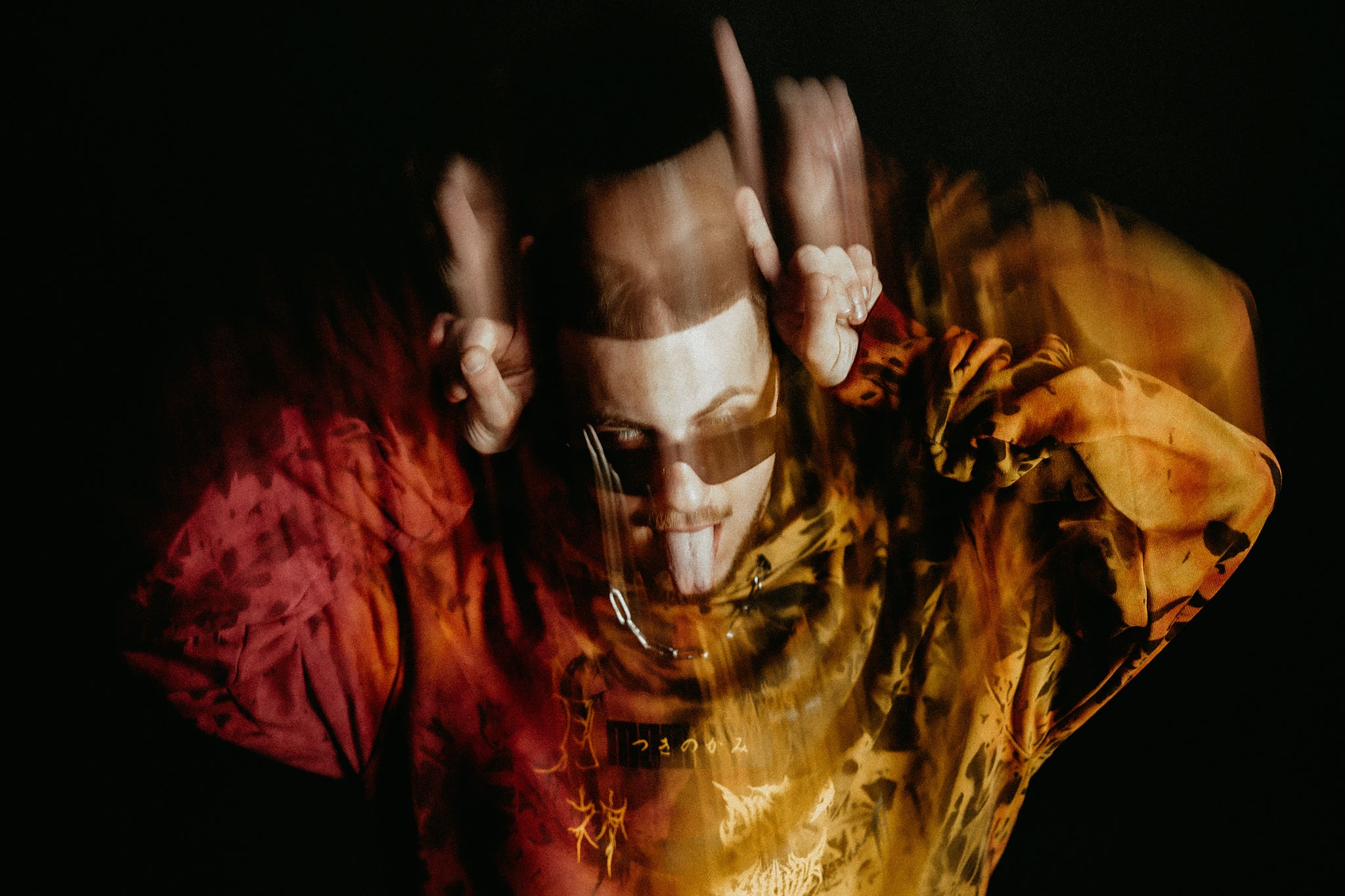 Model Bild von dem Moongod Hoodie Distant x RVNDM