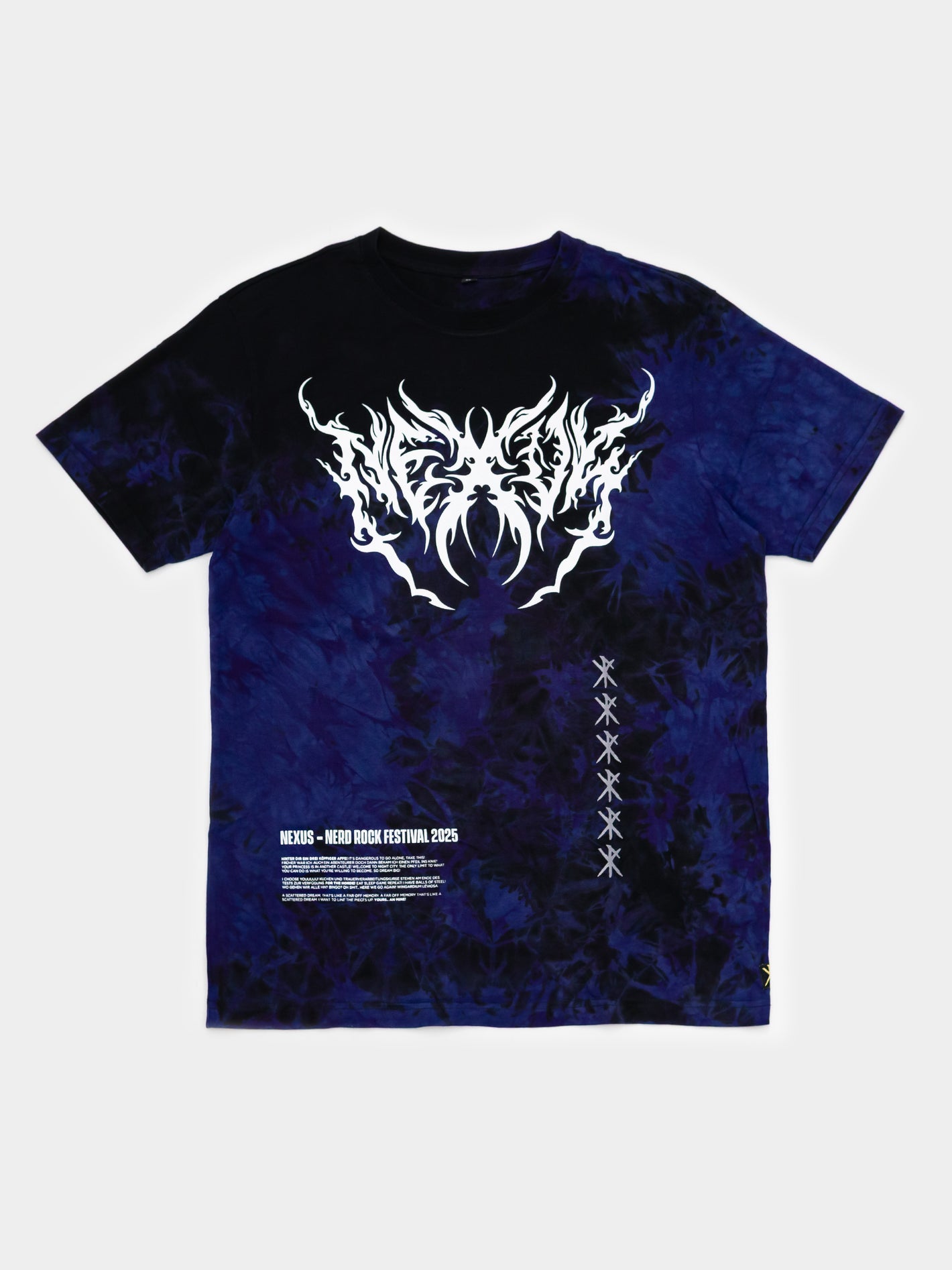 RVNDM x NEXUS Festival Shirt – Schwarz-violette Bleichoptik mit weißem Metal-Logo Frontprint.