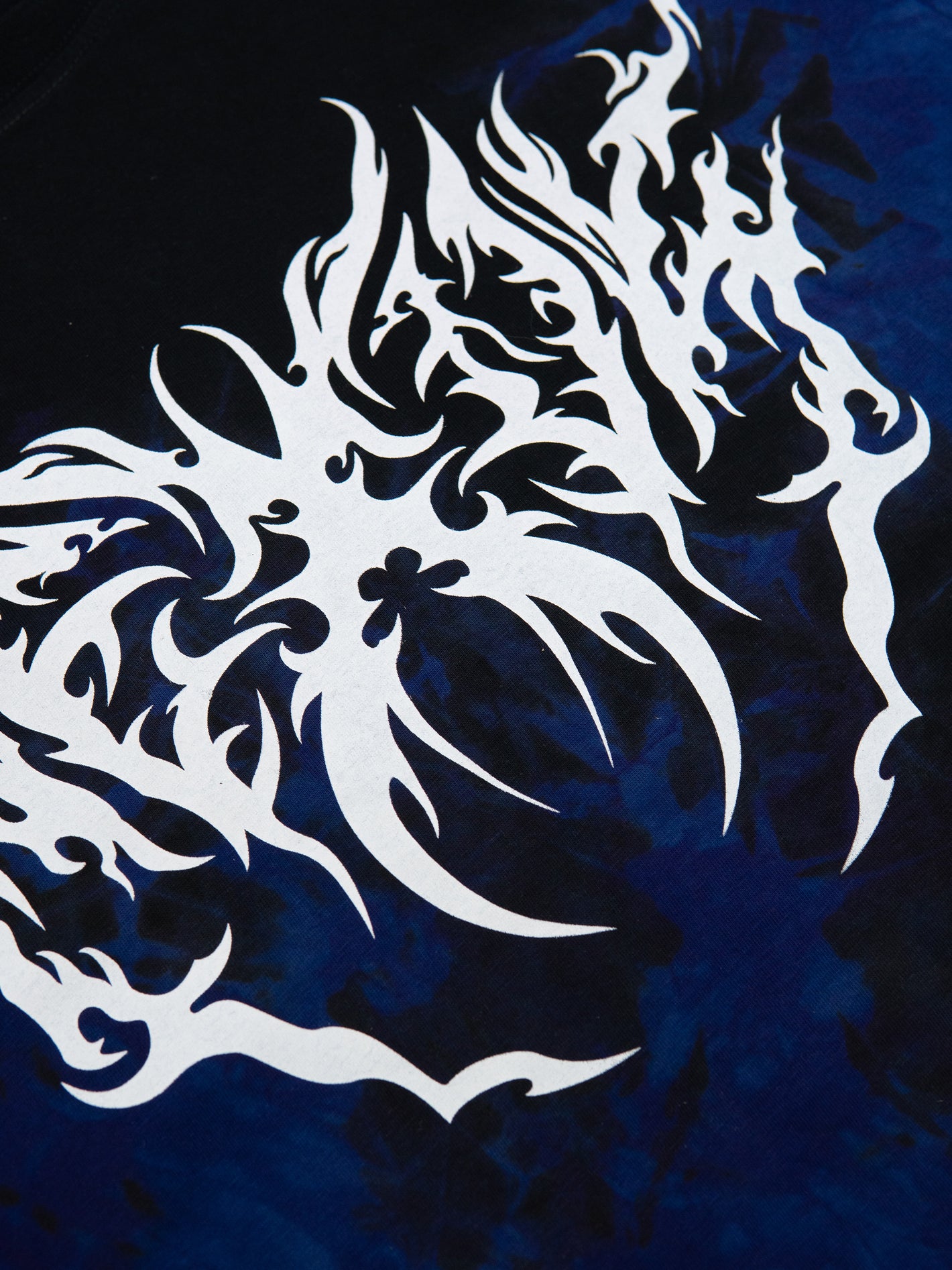 Nahaufnahme der individuellen Bleich- und Färbetechnik im 414 Studio – Violette Nuancen auf schwarzem Stoff.