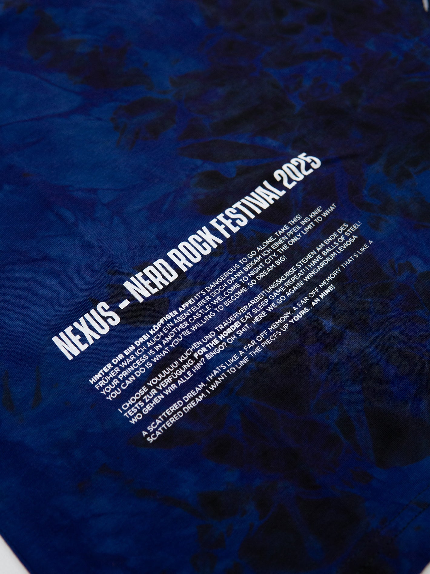 Nerd Rock Branding und Gaming-Zitate am unteren Rand des Nexus Shirts – Detailreicher Siebdruck.