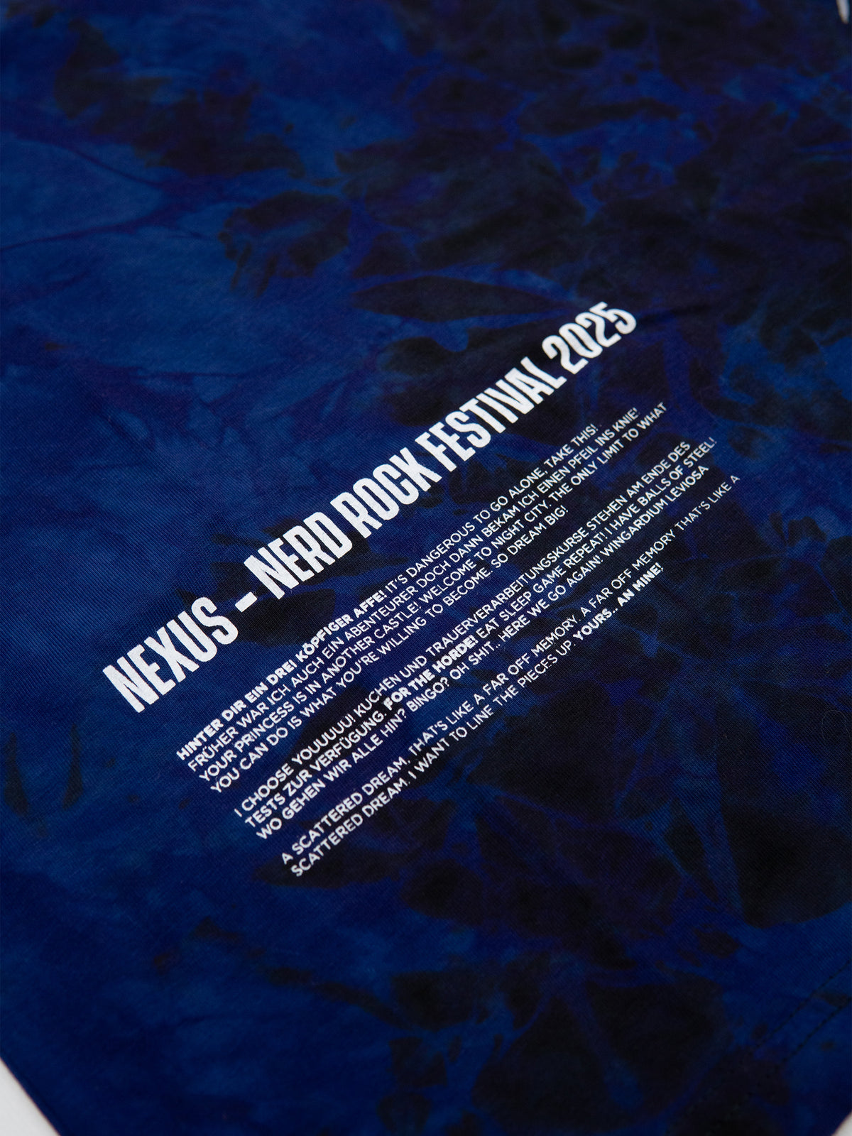 Nerd Rock Branding und Gaming-Zitate am unteren Rand des Nexus Shirts – Detailreicher Siebdruck.