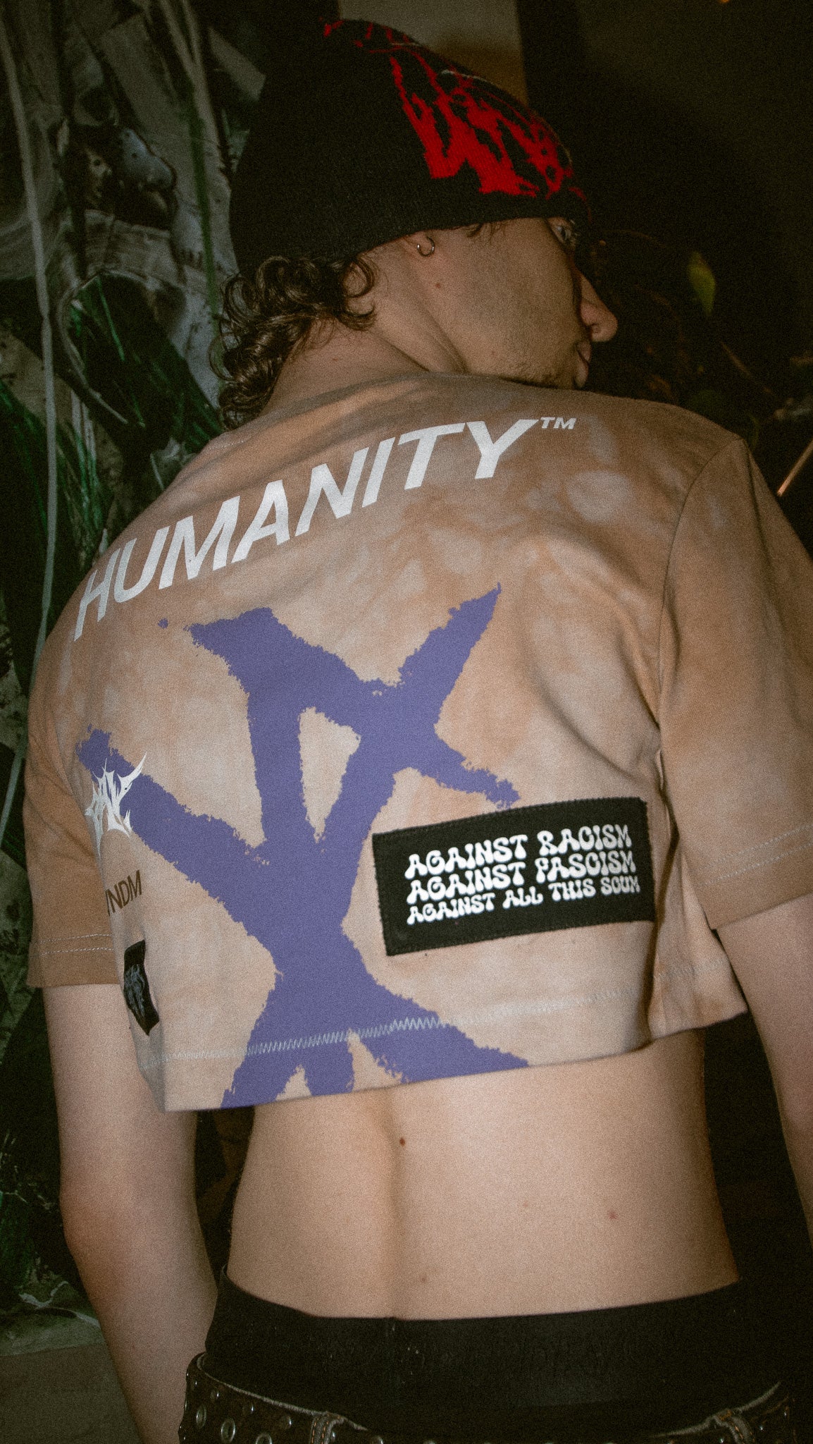 RVNDM x RAV. Upcycling Crop Top mit "Humanity™" Print – Ein Statement für Menschenrechte und Demokratie.