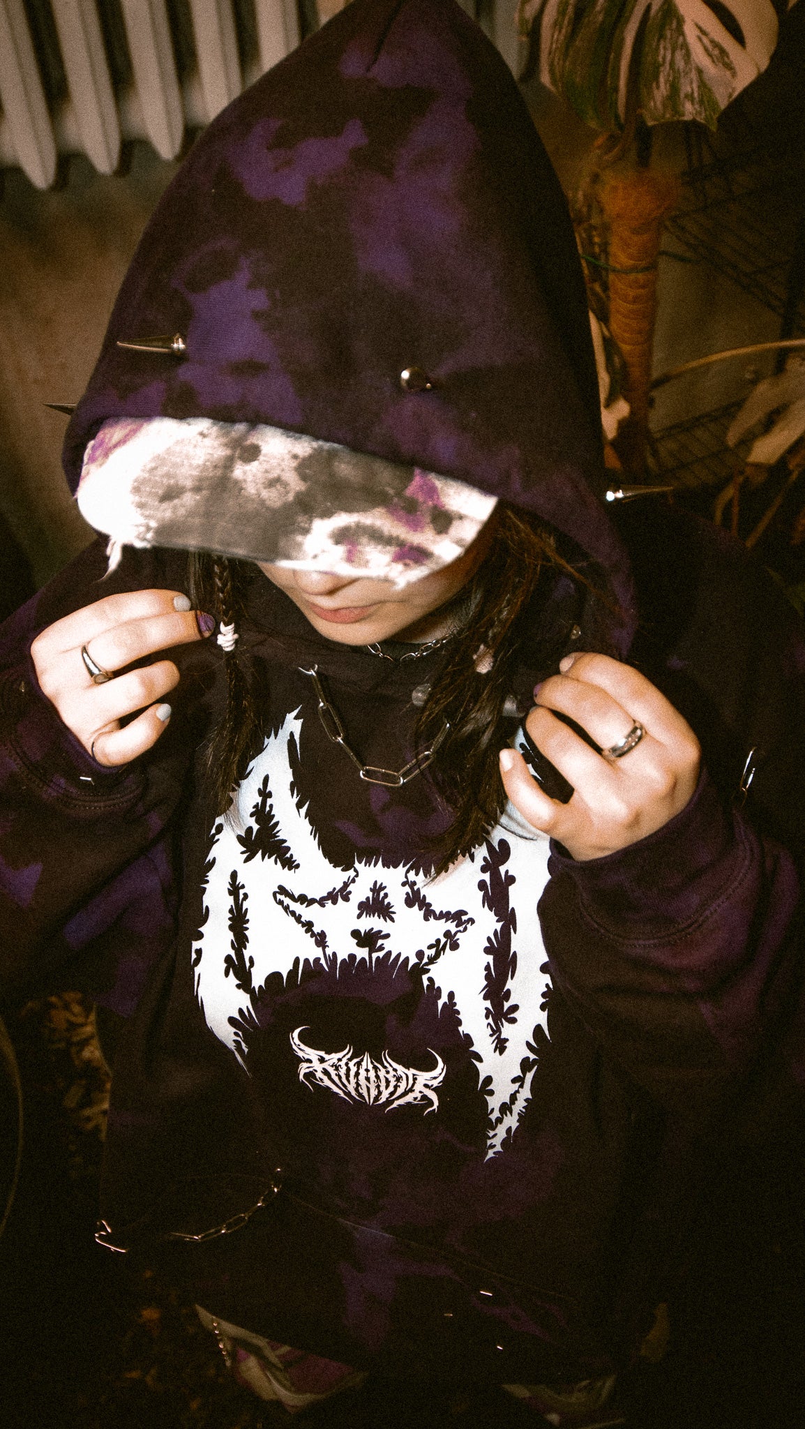 Handveredeltes Streetwear Unikat gegen Rassismus: Stranger Syndicate 2 Kollektion von RVNDM.