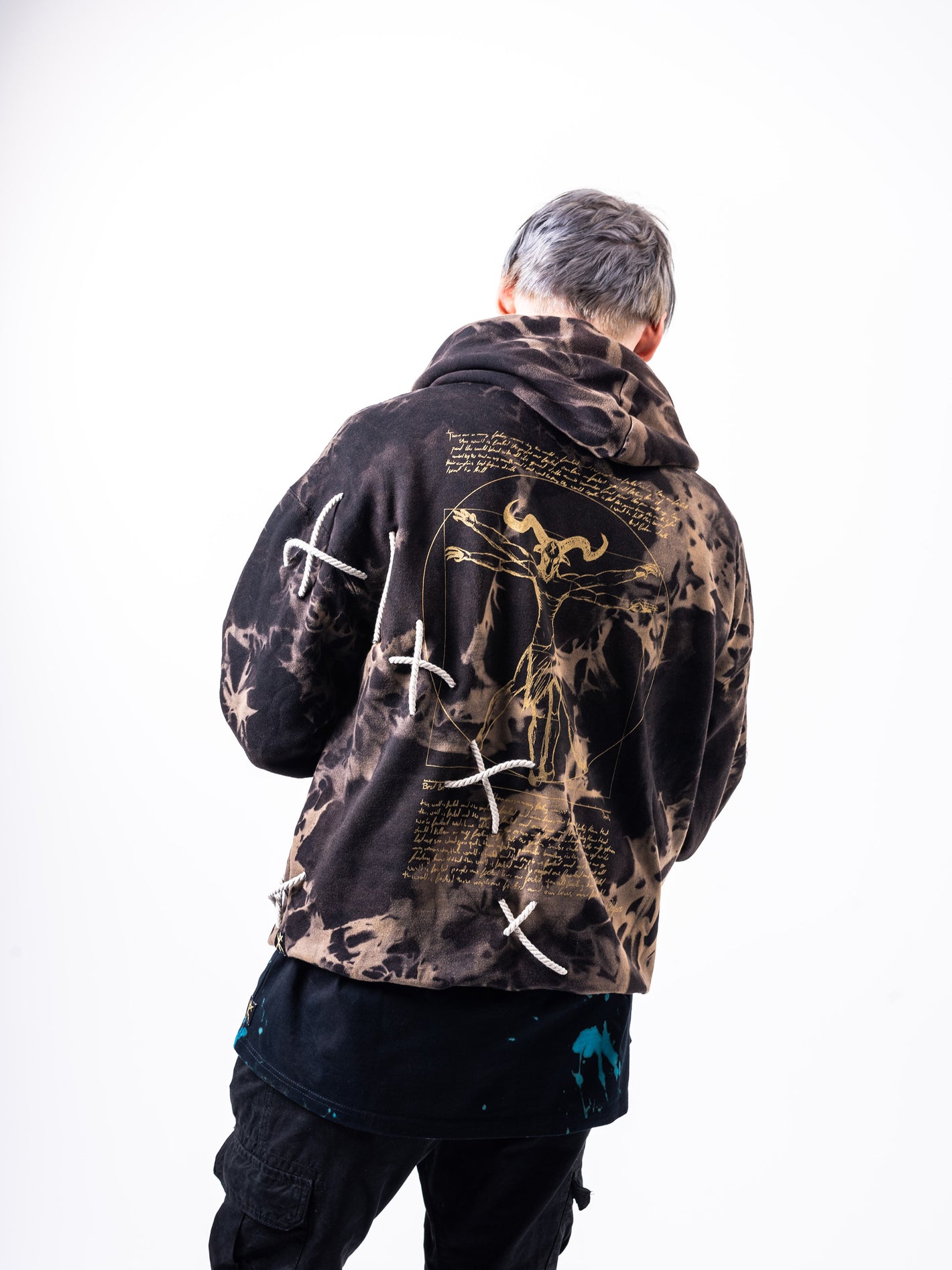 Der markente Look des rope hoodies mit riesigem goldenen Backprint und Seil elementen der RVNDM x Paleface Swiss Kollaboration