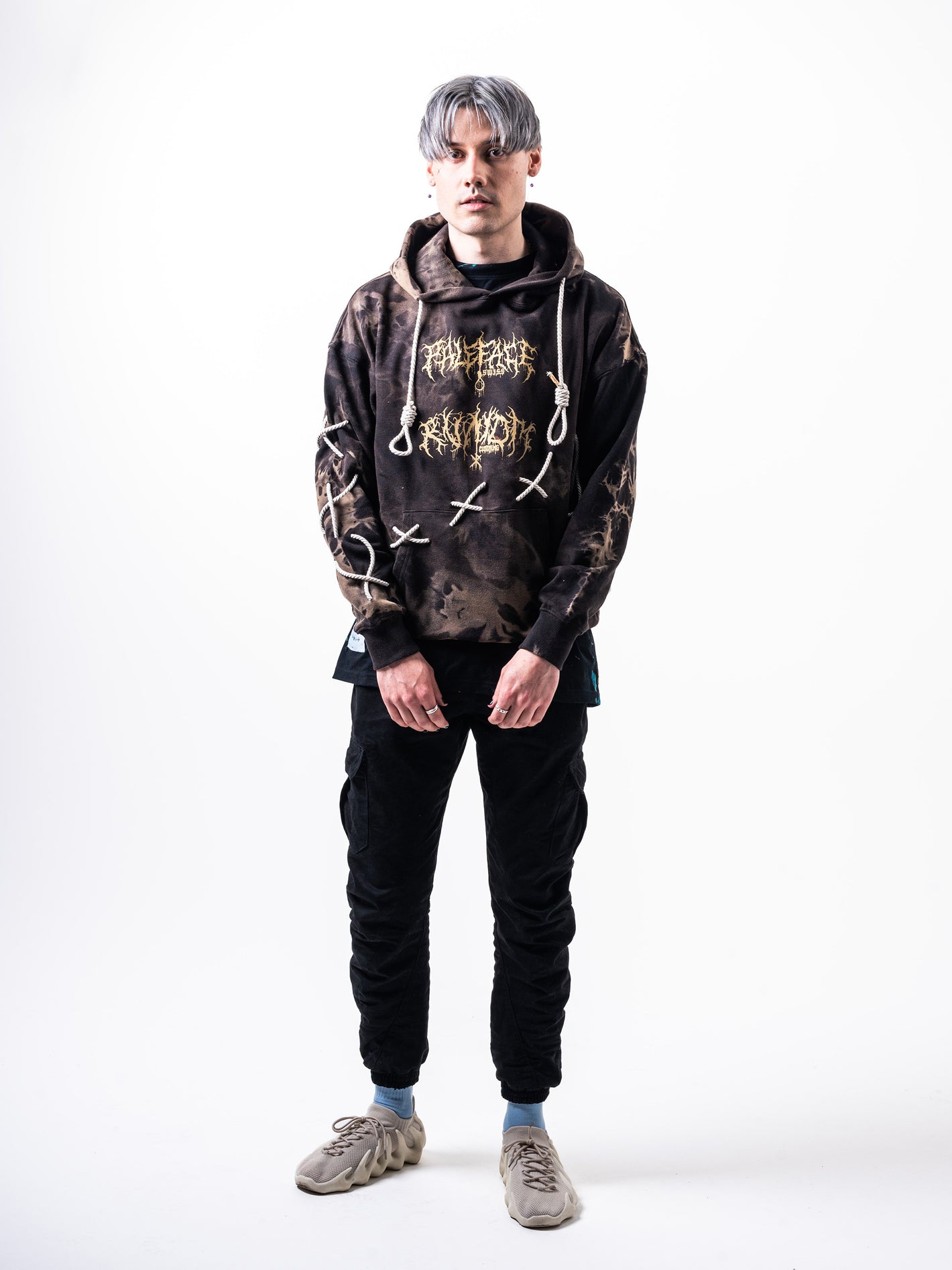 Der in aufwengiger handarbeit erstellte Rope Hoodie im Grunge Streetwear Look der RVNDM x Paleface Swiss Collab 