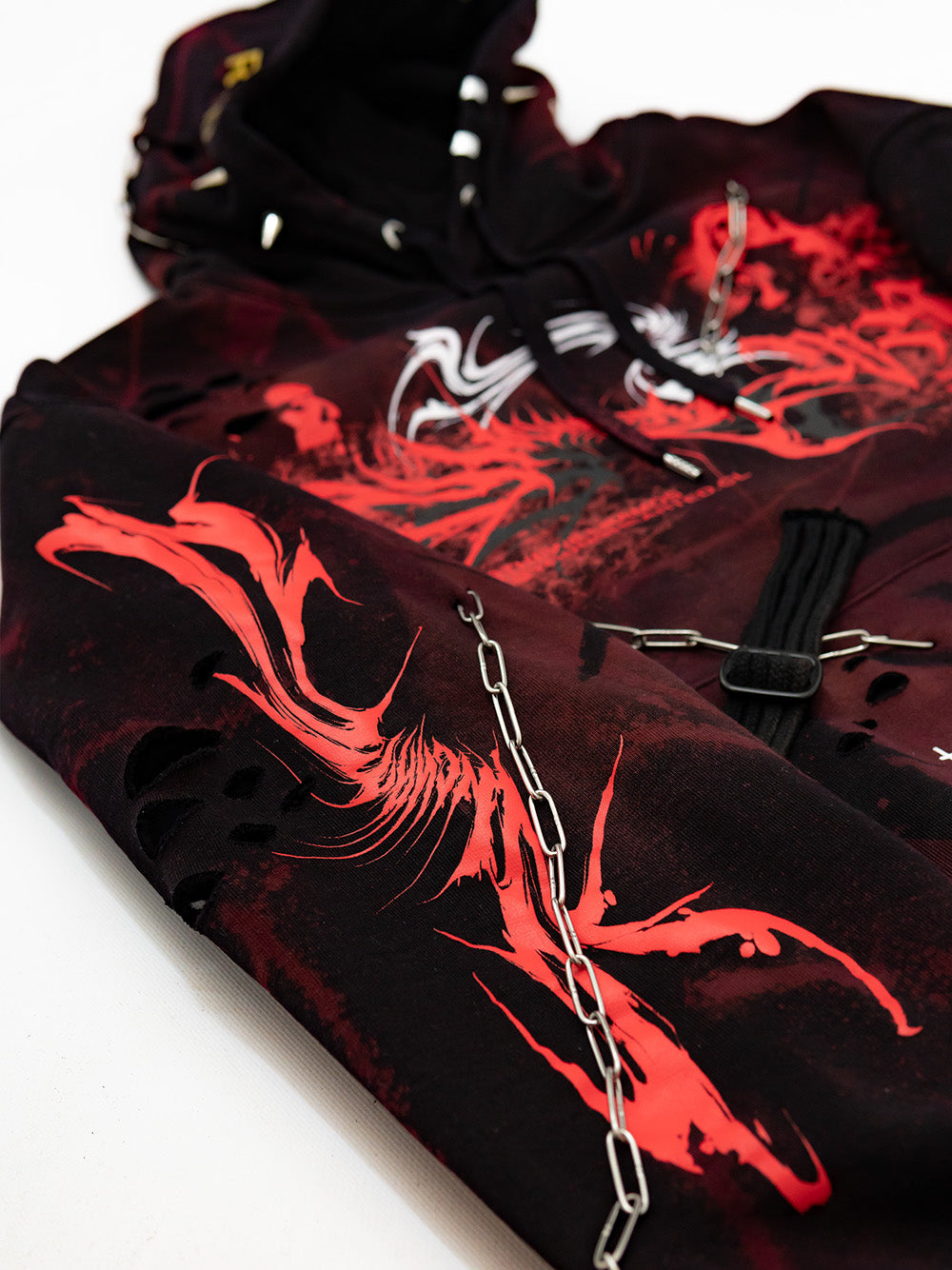 RVNDM x Will Ramos SUFFER Hoodie – Handveredelter Hoodie in Rot-Schwarz mit Ketten-Details.