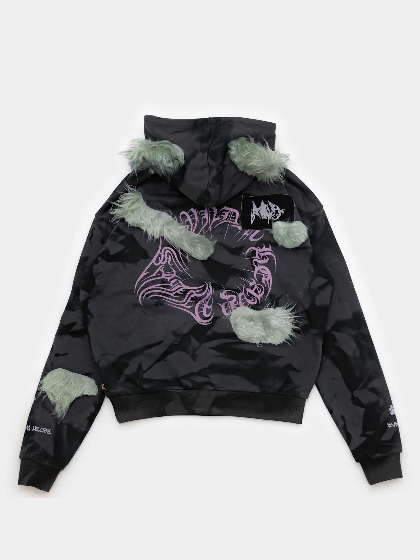 langhaarige graue Kunstfell-Applikationen und spezielle Stoffstruktur am Charity-Hoodie.