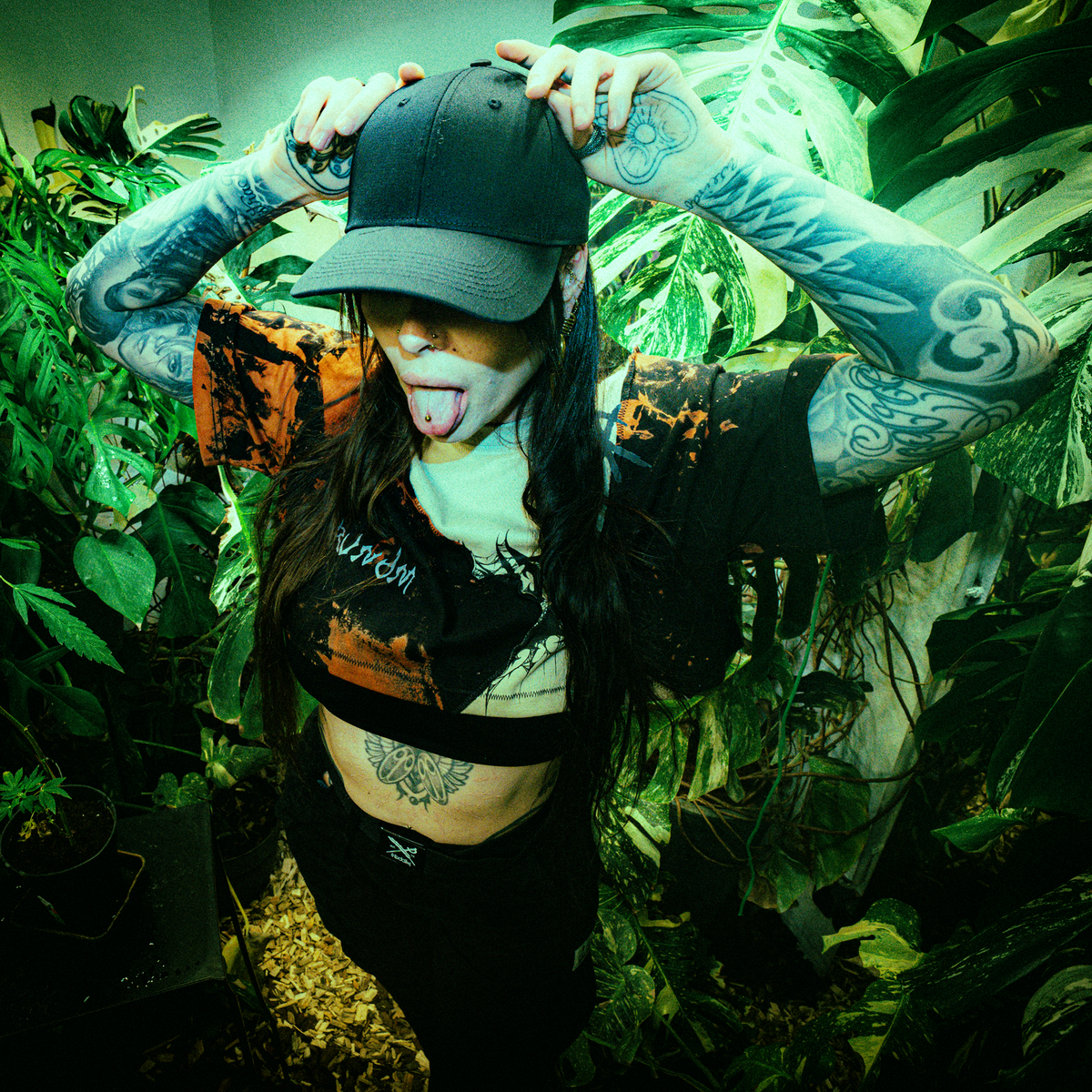 Dark Streetwear Look "Parasite" – Eine visuelle Metapher für mentale Gesundheit. Handmade in Berlin.