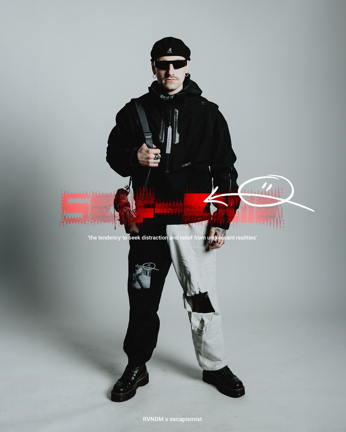 ekonstruierter Nike Hoodie im Upcycling-Look mit Handmade Upcycling Tasche und RVNDM-Details.