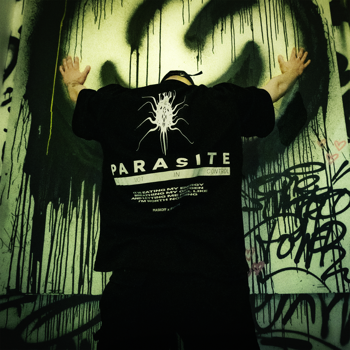 detail des Rückenprints: "It is eating my energy" Zitat zur Depression auf dem RVNDM x MASKOFF Parasite T-Shirt.